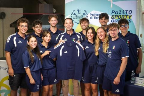 Le atlete e gli atleti delle rappresentative sportive di Ateneo insieme al Rettore Stefano Corgnati