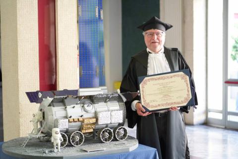 Walter Cugno con la pergamena della Laurea Honoris Causa in Ingegneria Aerospaziale