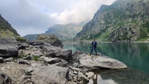 Rilievi GNSS sulle sponde di un lago