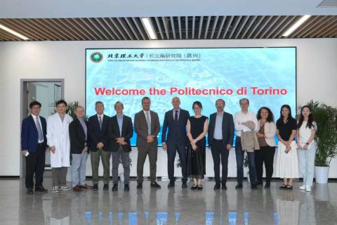 La delegazione del Politecnico in visita ai laboratori del BIT