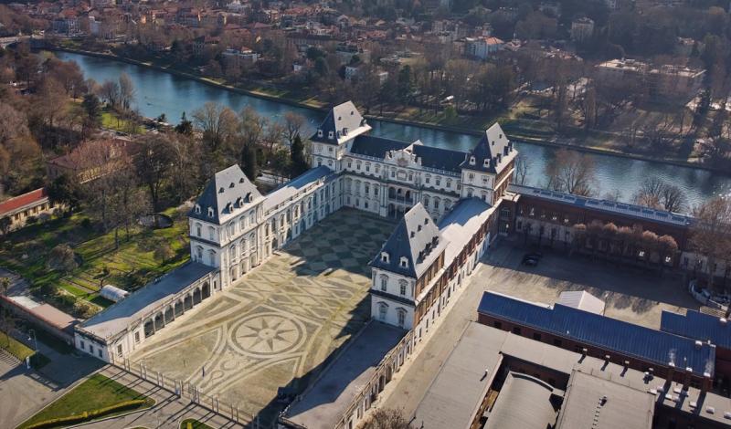 Foto aerea del Castello del Valentino in riva al fiume Po