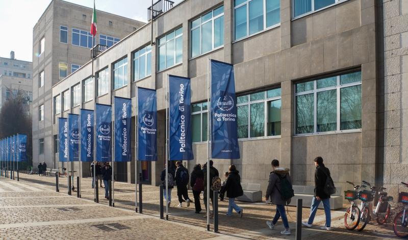 Facciata Corso Duca stendardi