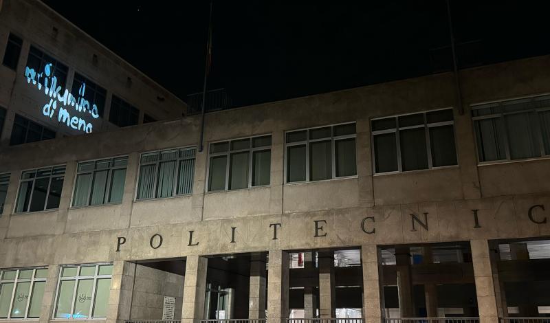 Foto dello spegnimento delle luci della sede centrale, con proiezione del logo di M'illumino di meno