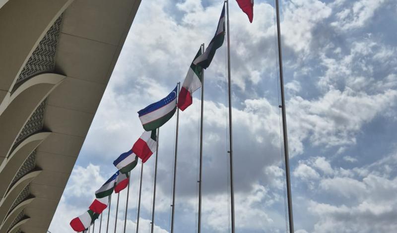 Foto delle bandiere di Uzbekistan e Italia