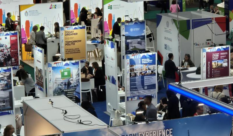 Foto degli stand alla conferenza internazionale