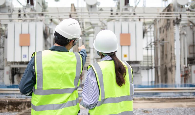 Foto di una coppia di ingegneri elettrici in un impianto