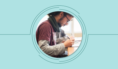 Foto di un ragazzo che studia