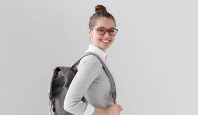 Foto di una ragazza sorridente con zainetto sulle spalle