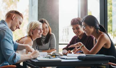 Foto di un gruppo di studenti che discutono