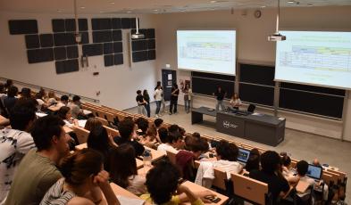 Classe con studenti che presentano un progetto di gruppo
