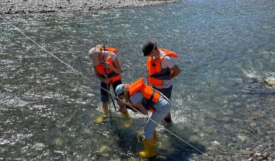 Studenti effettuano misure di portata del Torrente Borbera