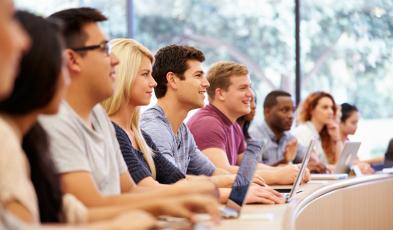 Foto di studenti sorridenti in un'aula universitaria