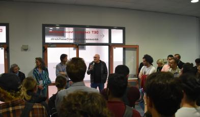Gli/le studenti ascoltano il discorso di apertura del Welcome Party di Fulvio Corno, Vicerettore per la Formazione 