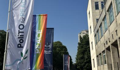 Foto degli stendardi davanti all'ingresso della sede centrale