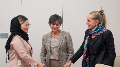 Taiebeh Alemi riceve la smart card da Claudia De Giorgi