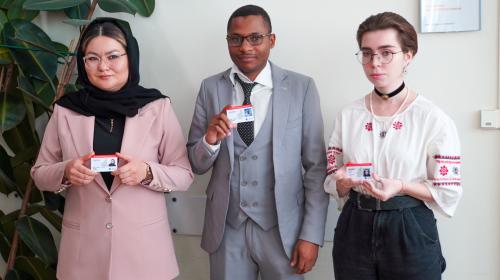 Taiebeh, Yves e Daria con le loro smart card del Politecnico