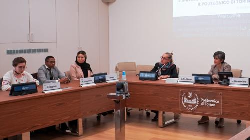Tre studenti rifugiati ricevono le loro smart card