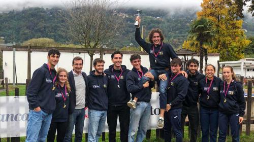 Ragazzi e ragazze del Politecnico festeggiano la vittoria