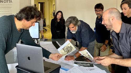 Il team del Politecnico discute un progetto di design
