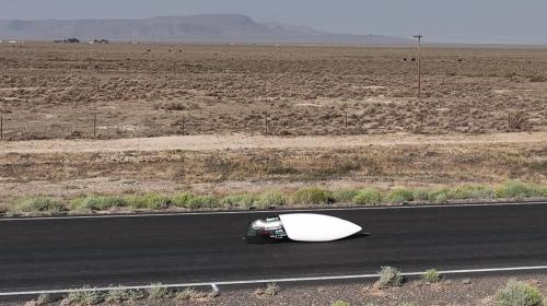 Il veicolo lanciato sulla pista nel deserto