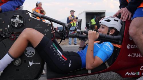 La pilota del veicolo in posizione prima della partenza