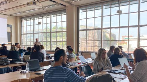 Gruppo di studenti a un corso di formazione permanente