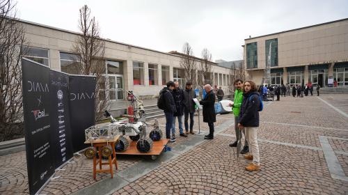 I team studenteschi espongono le loro tecnologie nel cortile del Politecnico
