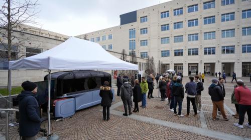 I team studenteschi espongono le loro tecnologie nel cortile del Politecnico