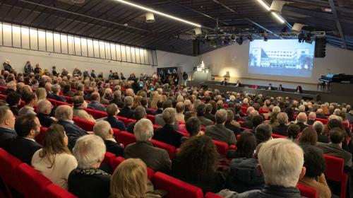 L'aula magna con molto pubblico