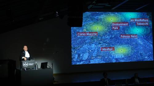 Il rettore Guido Saracco parla dal podio nel corso dell'inaugurazione