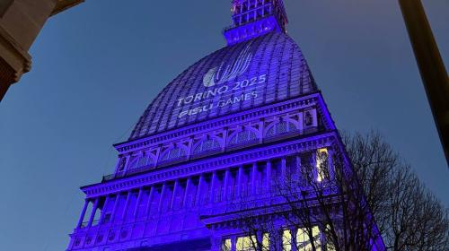 Mole Antonelliana illuminata con logo Torino 2025