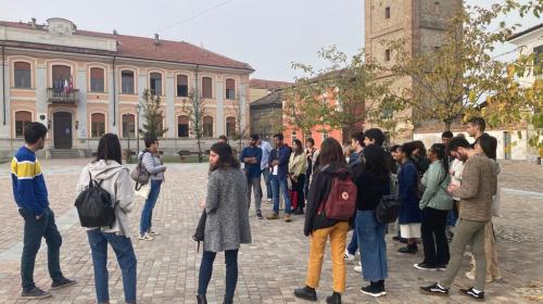 I partecipanti alla challenge fotografati in una piazza di un paesino delle Langhe