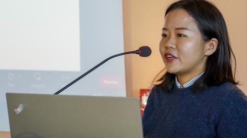 Una studentessa cinese tiene il suo intervento al PoliTO CSC Day