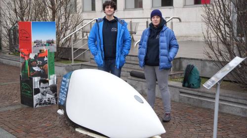 I team studenteschi espongono le loro tecnologie nel cortile del Politecnico
