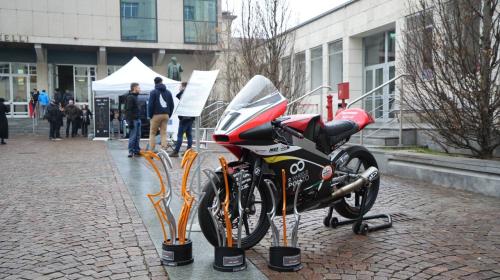 I team studenteschi espongono le loro tecnologie nel cortile del Politecnico
