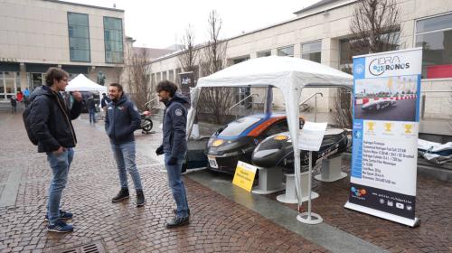 I team studenteschi espongono le loro tecnologie nel cortile del Politecnico
