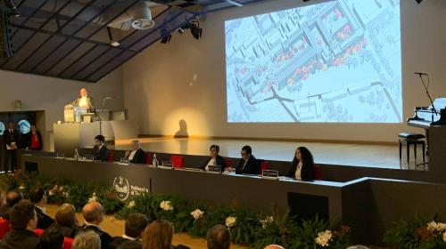 Immagine del palco dell'aula magna durante la cerimonia