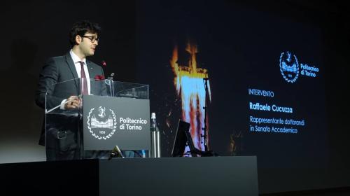 Il rappresentante dei dottorandi parla dal podio