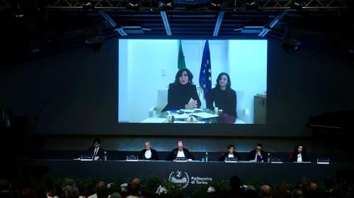 Il Ministro Bernini proiettata sullo schermo in aula magna