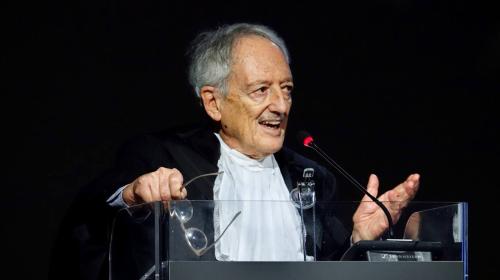 Il professor Marino Regini durante la sua lezione