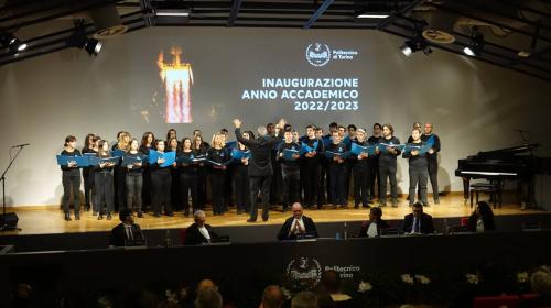 Il coro del Politecnico si esibisce durante la cerimonia