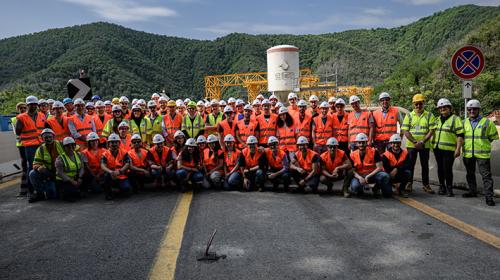 Il gruppo delle laureande e dei laureandi con i docenti e i rappresentanti di ASTM