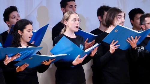 L'esibizione del Coro Polietnico