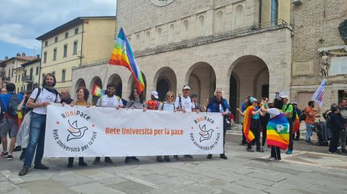 In corteo