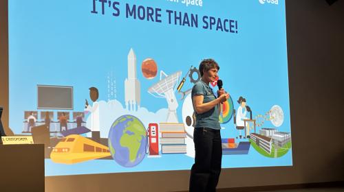 Samantha Cristoforetti sul palco dell'Aula Magna
