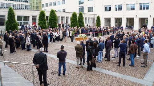 Momento di raccoglimento nella corte