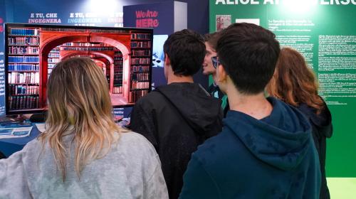 Un pubblico giovane visita lo stand