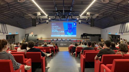 Il pubblico attende il lancio in Aula Magna