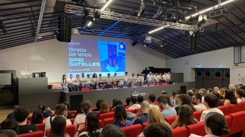 I ragazzi e le ragazze del team sul palco