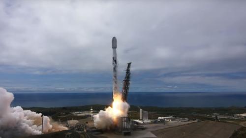 L'istante in cui il razzo Falcon 9 di Space X si alza dalla rampa di lancio